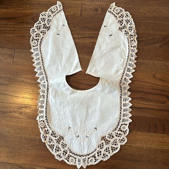 Very large vintage creamy tan floral embroidered collar with Battenberg lace - Picture 7 of 8
